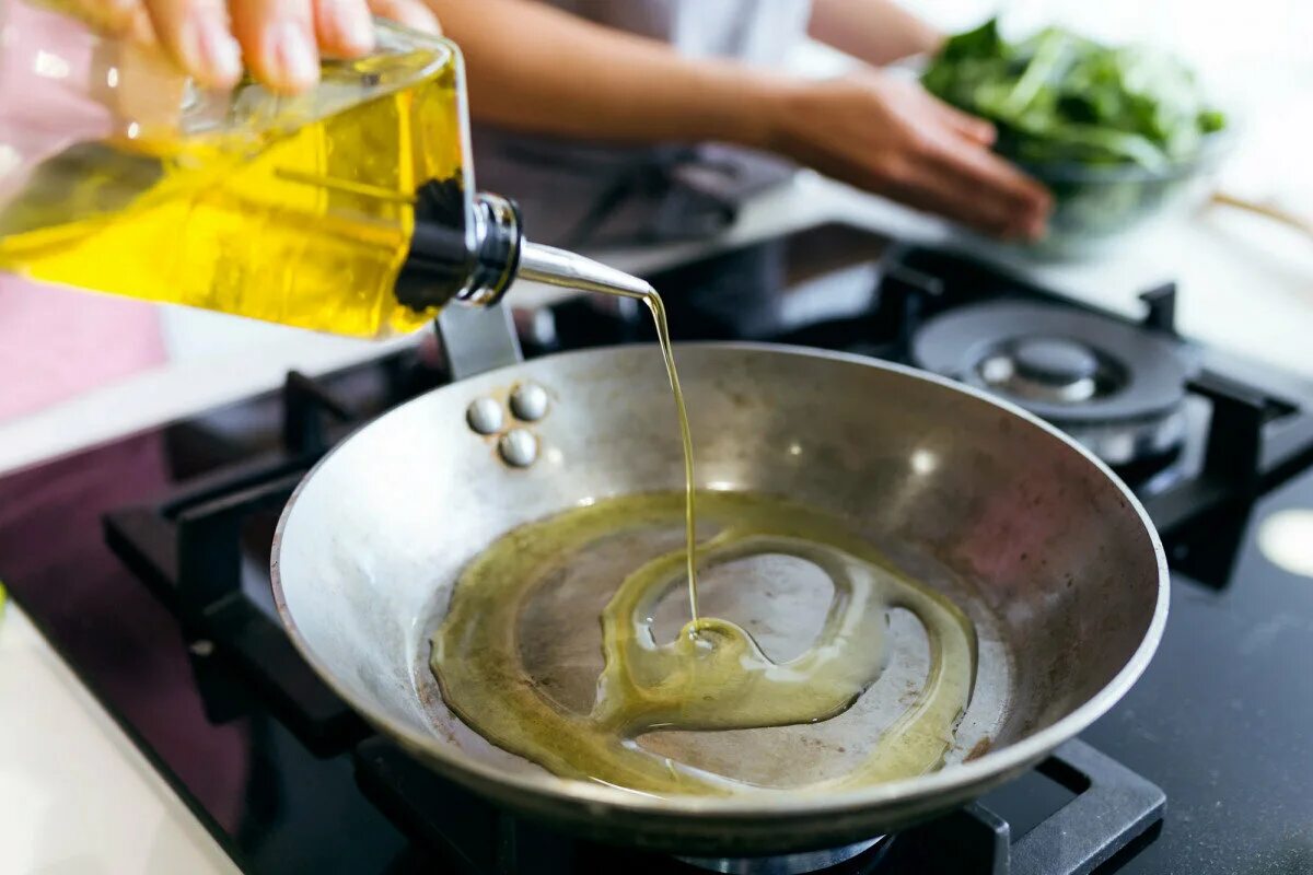 В кипящую воду можно налить растительное масло. Масло на сковороде. Растительное масло на сковороде. Сковородка с маслом. Подсолнечное масло на сковороде.