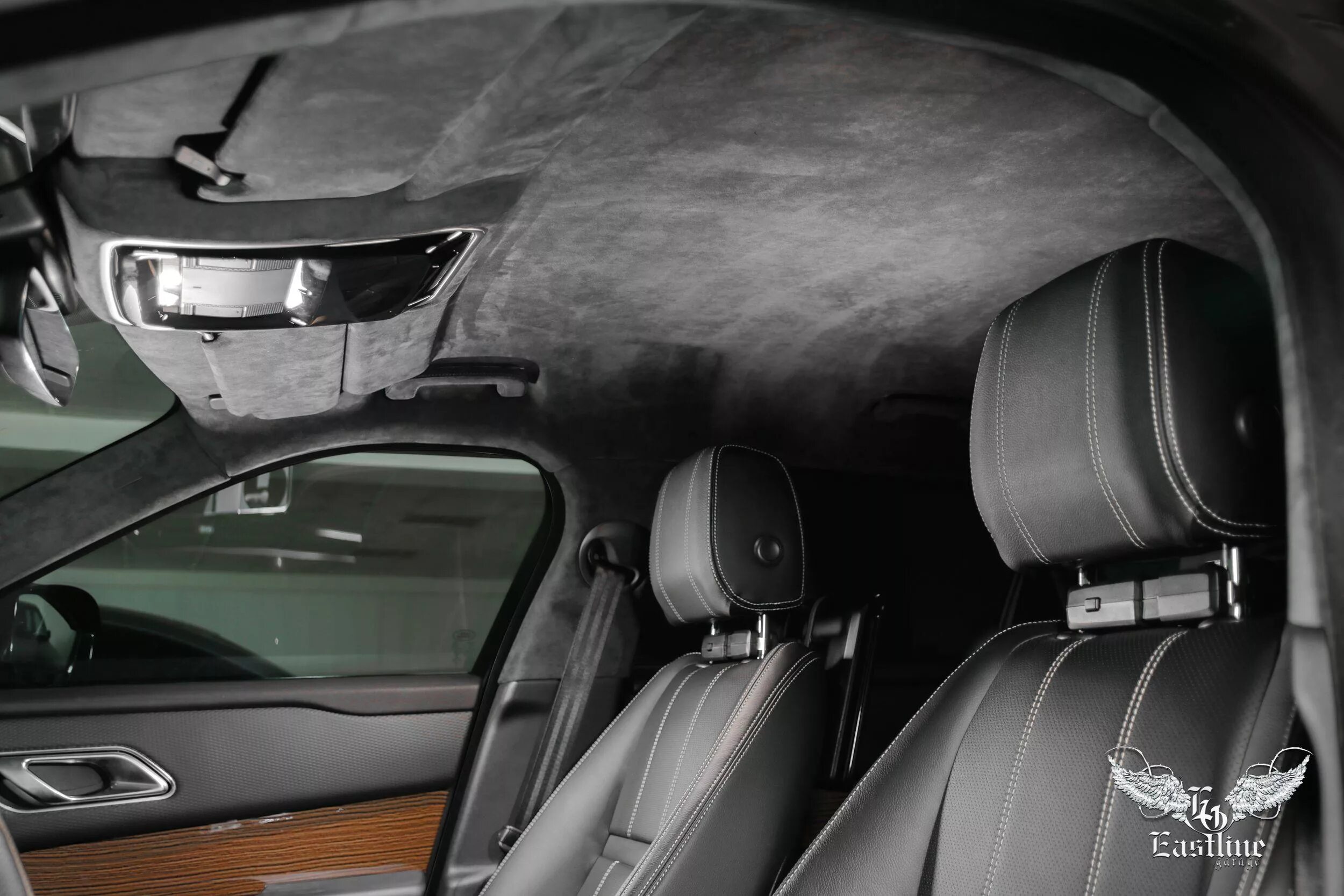 Салон алькантара rolls royce. Красная алькантара мерседес. Потолок в машине алькантара. Потолок в машине алькантара. Infiniti fx37 салон черный.