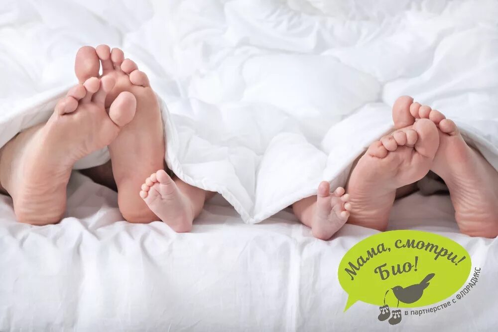 Ноги под одеялом. Ребенок в кровати с родителями. Ребенок под одеялом. Детские ножки в кроватке.