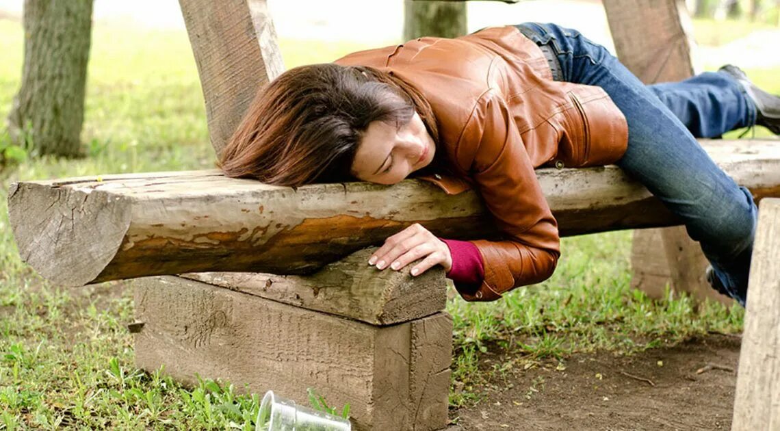 Анекдот про шубу. Человек перед кирпичной стеной. Что женщина одевает раз в год ответ на загадку. Ударяется головой на даче. Ударяется головой на даче.