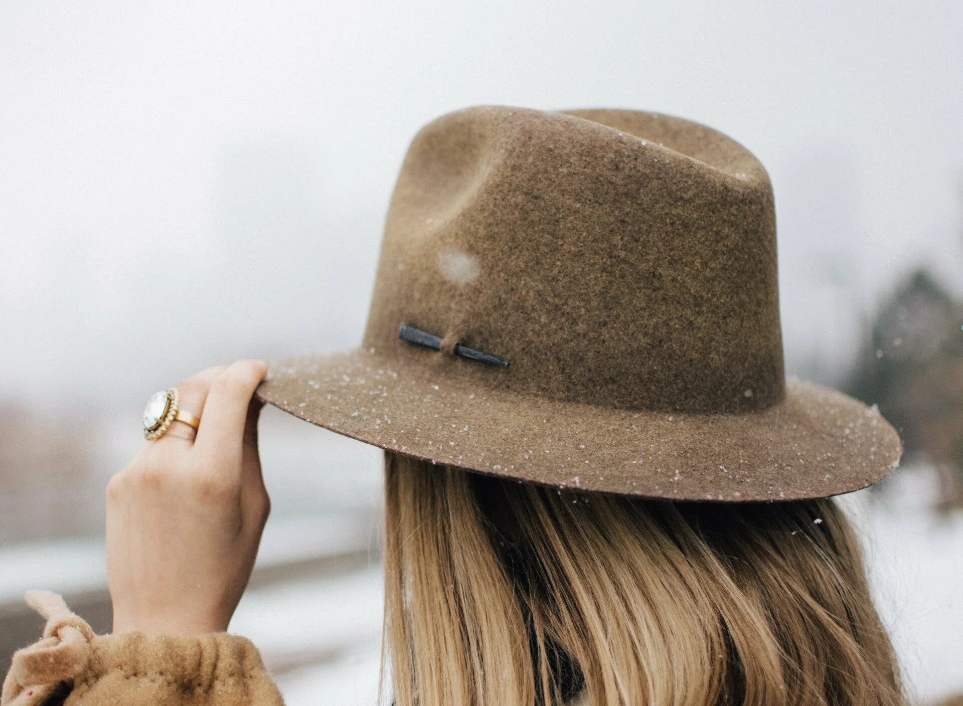 Девушка в шляпке. Лицо закрытое шляпой. Лицо закрытое шляпой. Женщина в шляпе без лица. Лицо закрытое шляпой.