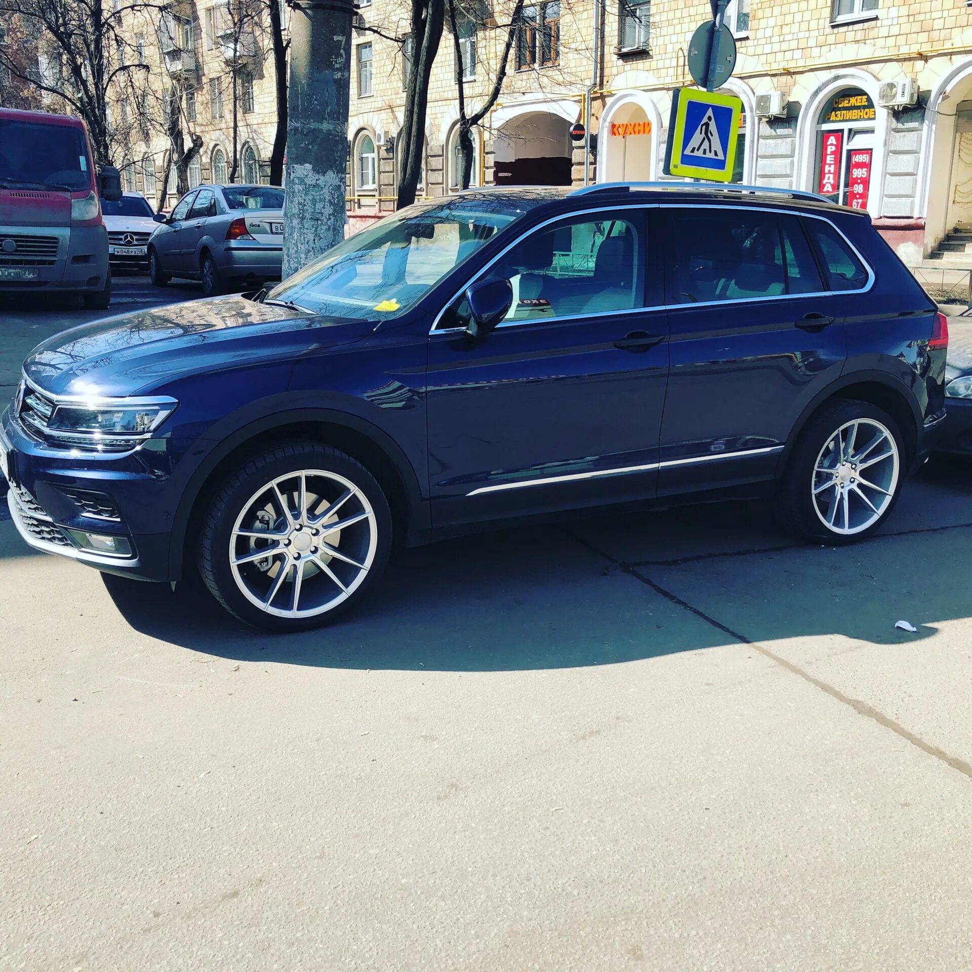 Фольксваген тигуан 2 колеса. Диски nizza 18 tiguan. Tiguan r19. Диски tiguan 2019 drive2. Фольксваген тигуан олспайс.