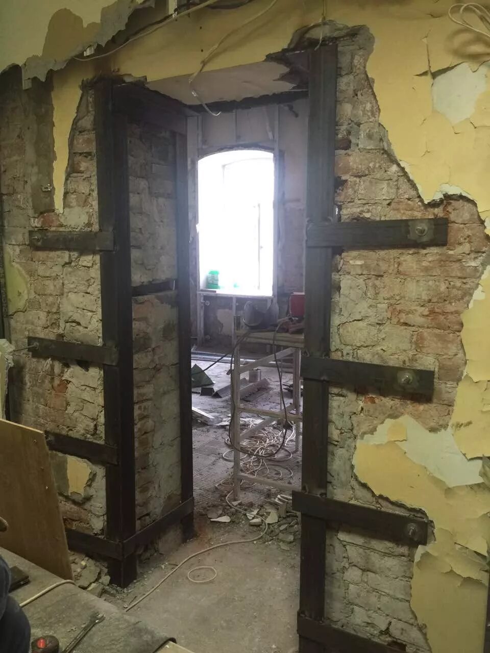 демонтаж металлической дверной коробки. дверной проём в деревенском стиле. дверной проём в сарае. деревенская дверь. демонтаж межкомнатных дверей.