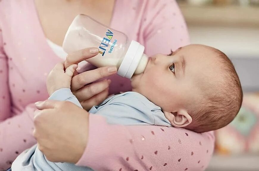 Малыш с бутылочкой фото. Искусственная лактация. Кормление ребенка из бутылочки. Бутылочка для кормления новорожденного. Малыш с бутылочкой.