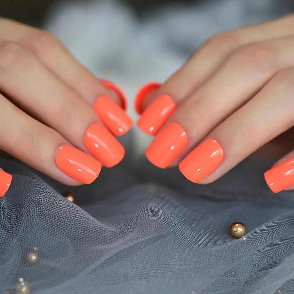 Глянцевые формы. Оранжевые накладные ногти. Маникюр на короткие квадратные ногти оранжевый цвет. Накладные ногти Неоновые. Розовый с оранжевым треугольником маникюр.