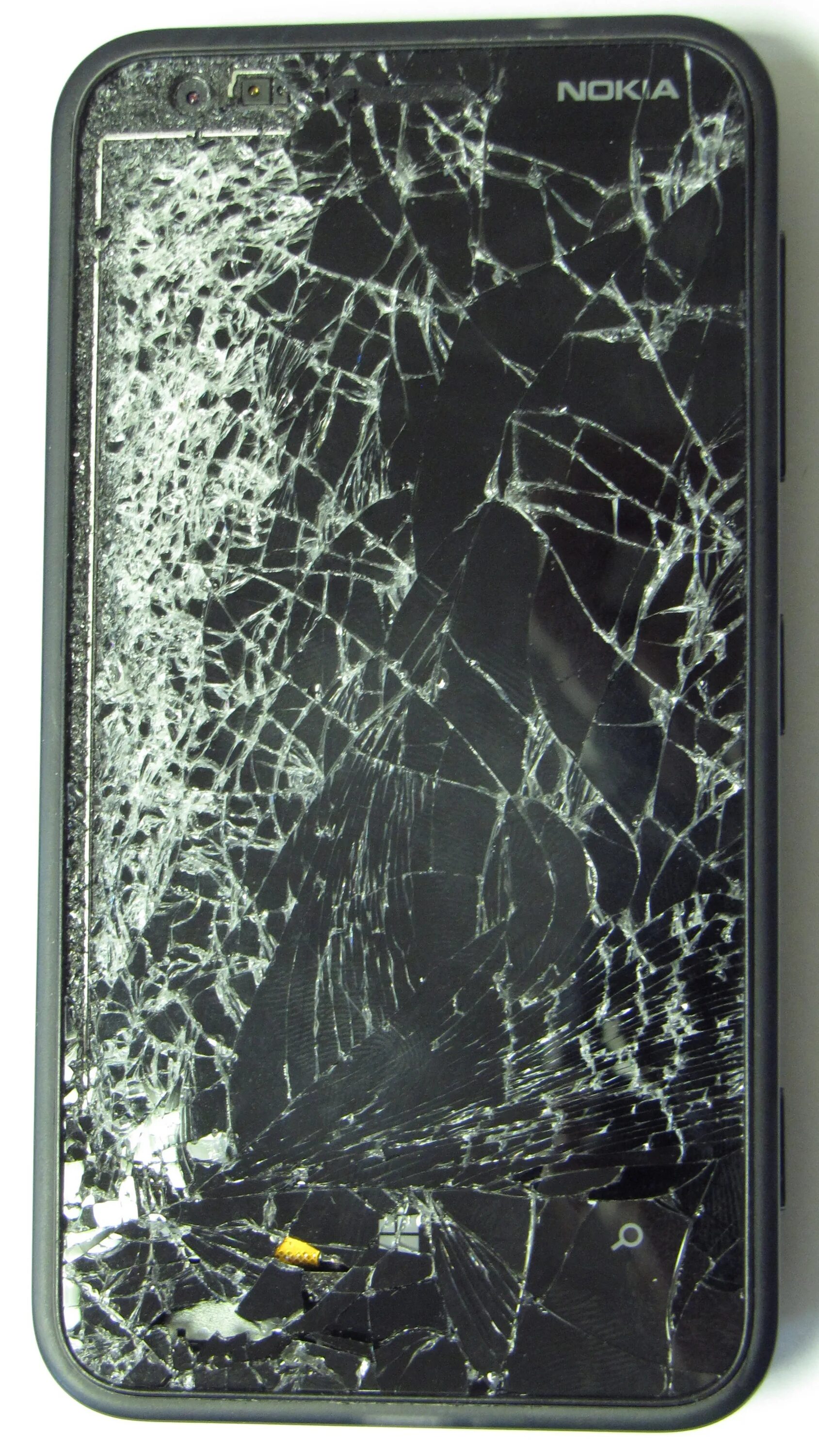 Покажи разбитый экран телефона. Нокиа 6111 разбит дисплей. Самсунг с 10е разбитый. Нокиа 1661 разбит дисплей. Разбитый экран смартфона.