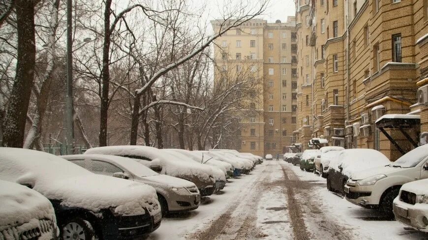 Заблокировали машину во дворе куда. Машины во дворе зимой. машина на тротуаре зимой во дворах. фото машины во дворе. бокситогорск снег во дворах многоэтажек.