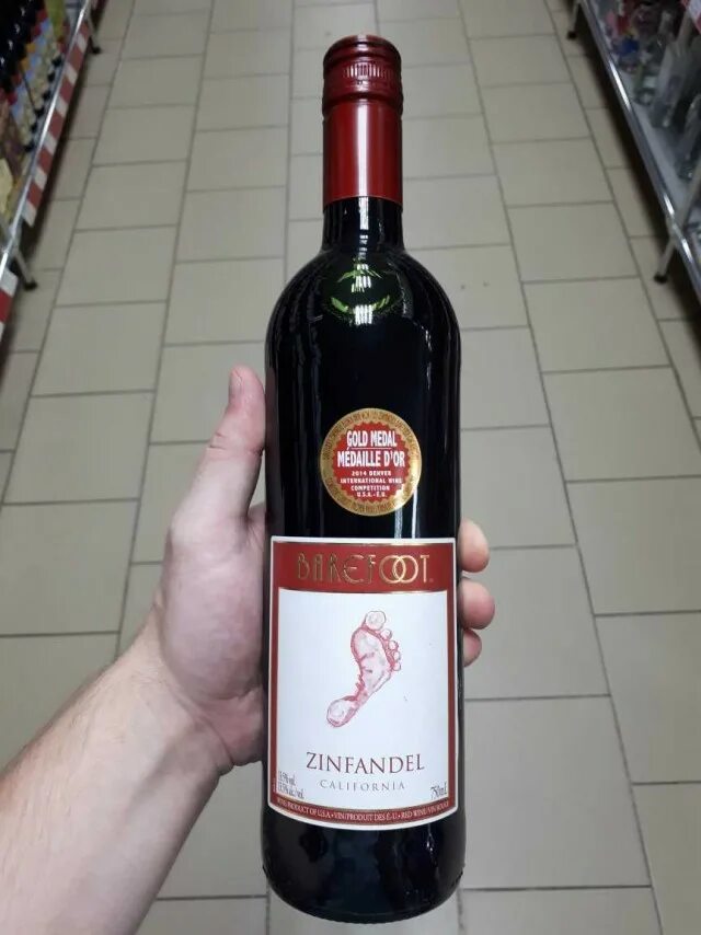 Miles zinfandel. Вино Zinfandel California Пятерочка. Вино barefoot Zinfandel красное. Zinfandel вино Калифорния Пятерочка. Вино барефут Зинфандель.