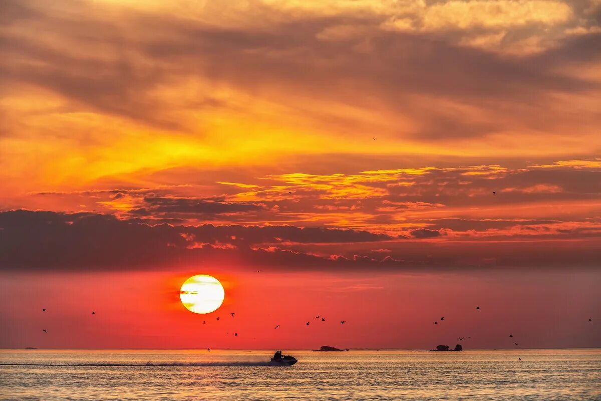 нижний новгород закат. закат над морем. начинающийся закат. начало заката. петергоф залив закат.
