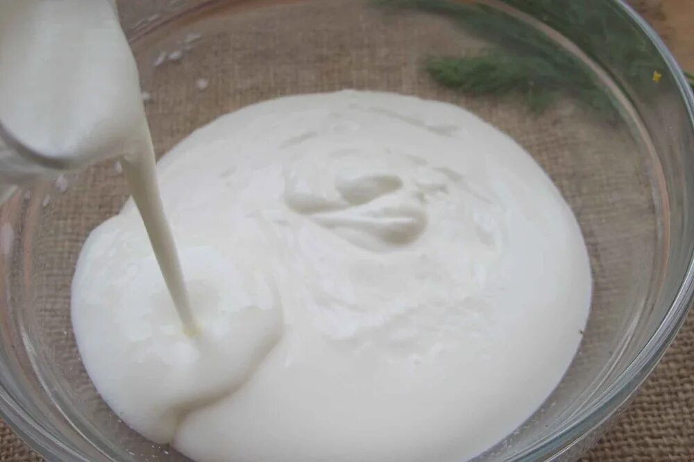 Кефир сметана. Прокисшая сметана. Простокваша. Сметана для торта какая лучше. Сметана молочный кит.
