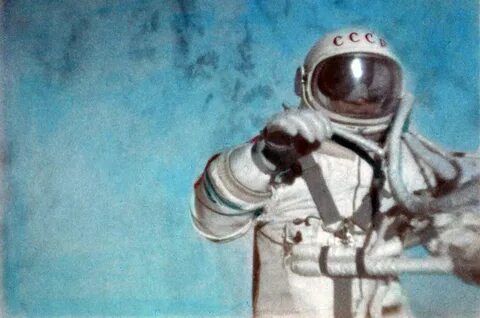 Какой космонавт первым вышел в открытый космос