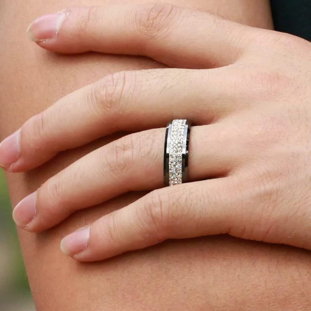 Простое кольцо девушке. Кольцо для Помолвки. Широкие помолвочные кольца. Широкое кольцо. Обручальное кольцо.