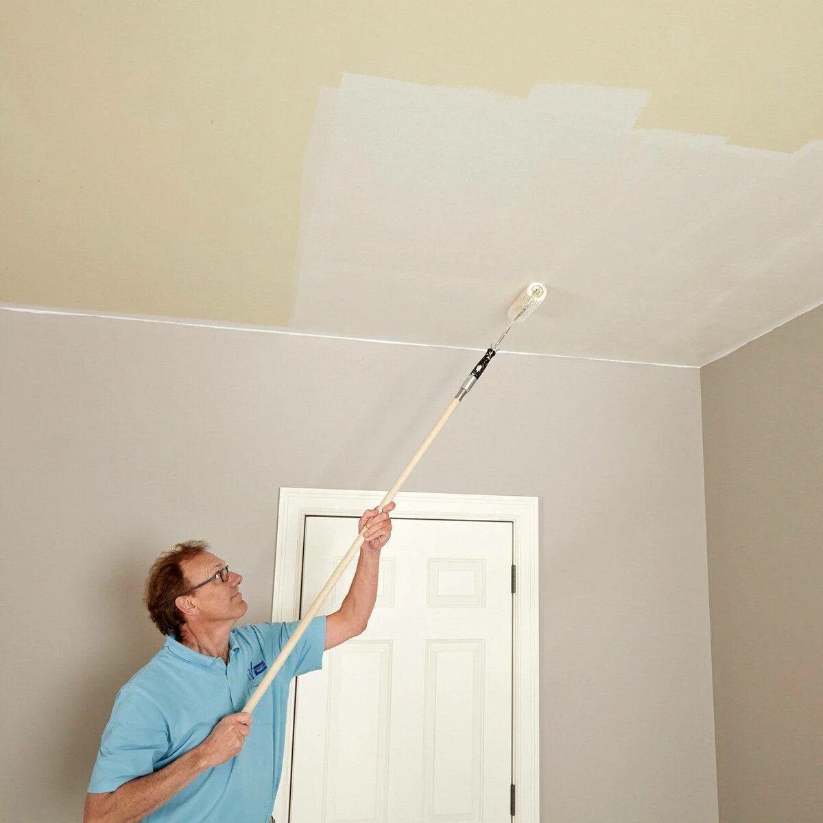 После покраски потолка. Ceiling Paint краска потолочная. Водоэмульсионная краска для потолка. Покрашенный потолок. Глянцевая водоэмульсионная краска для потолка.