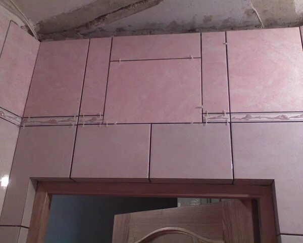 Отделка плиткой дверного проема в ванной. Отделка порога в ванной. Дверь в ванную без наличников. Укладка плитки над дверным проемом. Укладка плитки дверь.