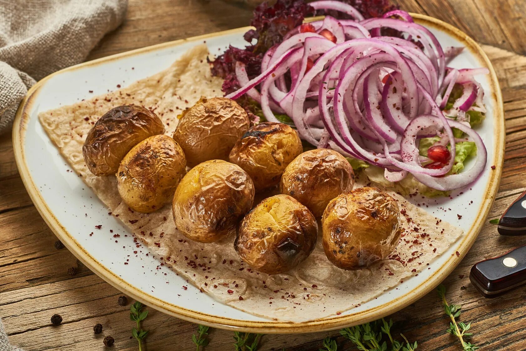 Картофель на мангале. Молодой картофель с курдюком. Картошка на углях. Печеный картофель на мангале.