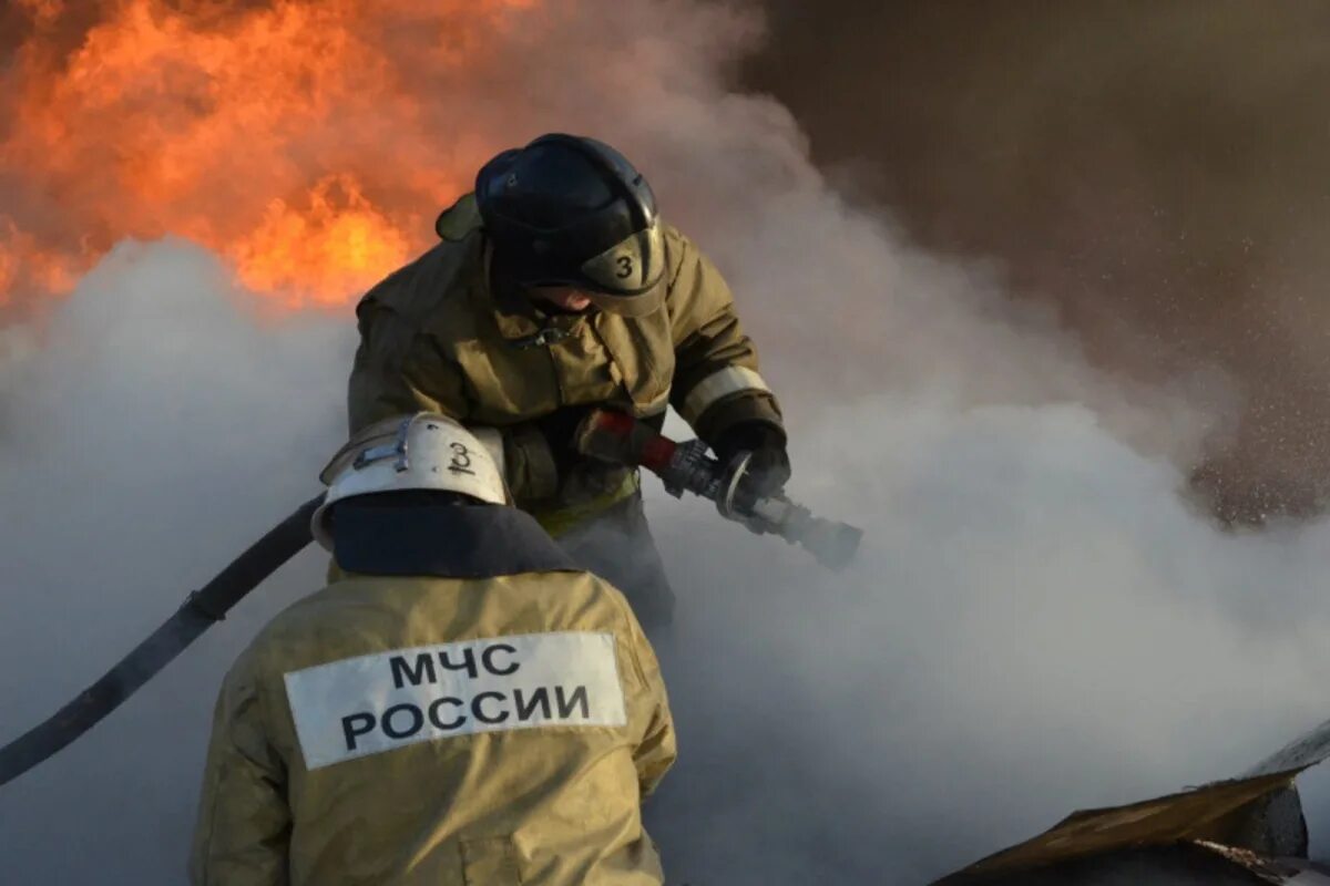 Вред пожарников. МЧС пожар. МЧС России пожар. Тушение пожара. Пожарные на пожаре.