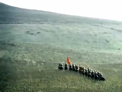 По долина и по взгорьям шла