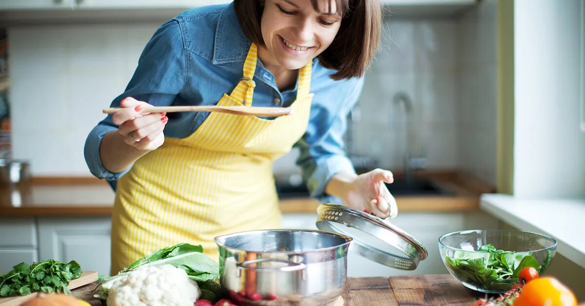 Жена готовит кушать. Женщина готовит. Готовка на кухне. Женщина на кухне. Готовка пищи.