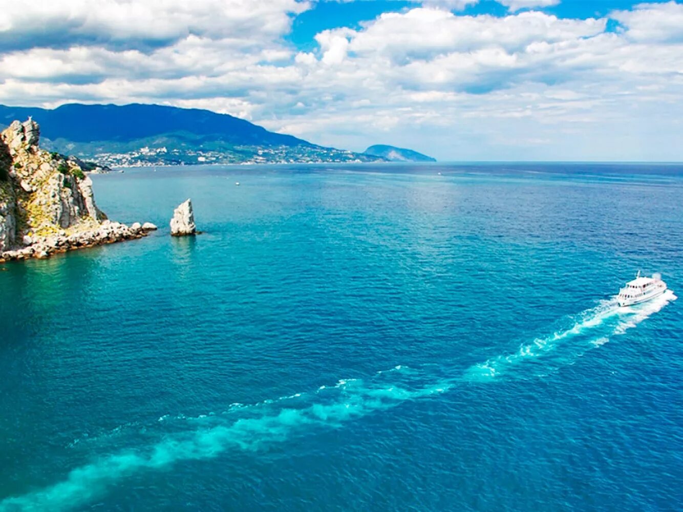 Самое голубое море россии. Море Крым Ялта. Море горы Крым Ялта. Черное море Ялта. Чёрное море с берега Ялты.