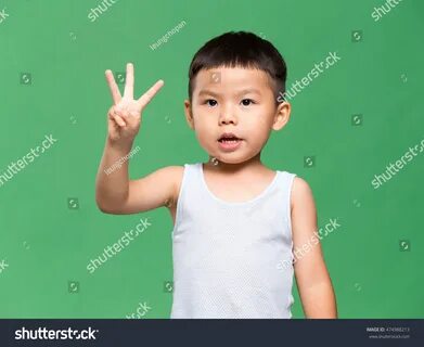 Покажи на трех