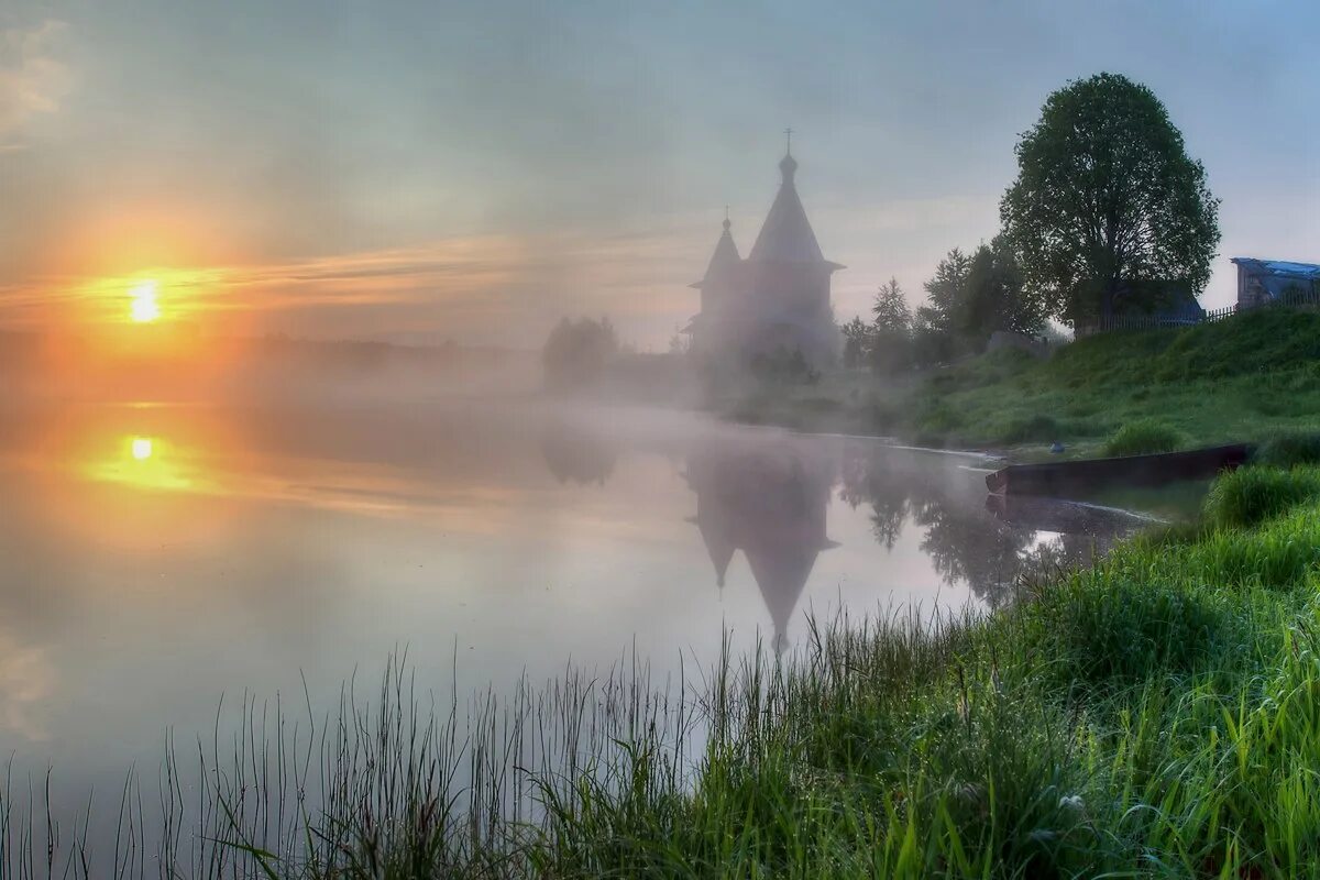 Утро вдали. Туман река Церковь деревня. Храм на рассвете. Церковь природа. Церковь , река , туман.