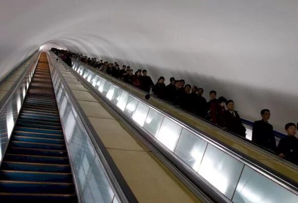 В каком городе находится самое глубокое метро. Арсенальная киев метро эскалатор. пухын станция метро. самая глубокая станция метро в киеве. самая глубокая станция метро в мире арсенальная.