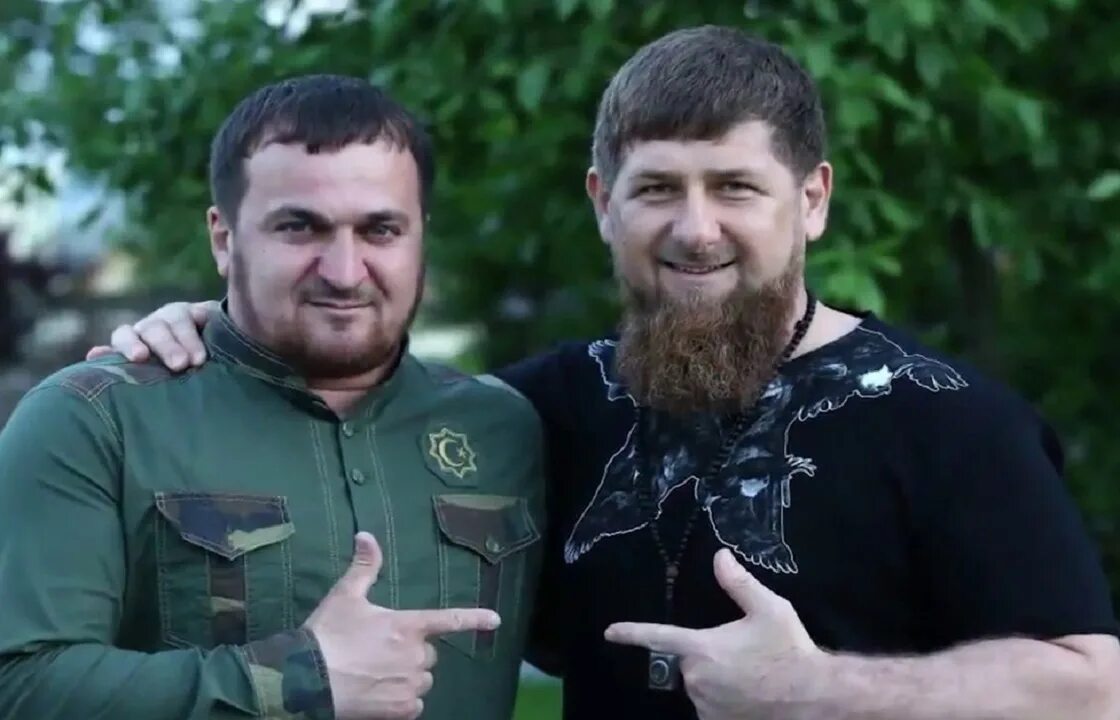 Чеченские пары. Чеченцы с русскими девушками. Кавказские девушки с братьями. Чеченские девушки и парни. Турпал брат рамзана кадырова.