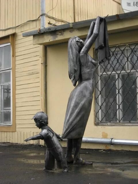 Памятник матери в Испании. Памятник женщине. Памятник стирающей женщине. Памятник женщине домохозяйке.
