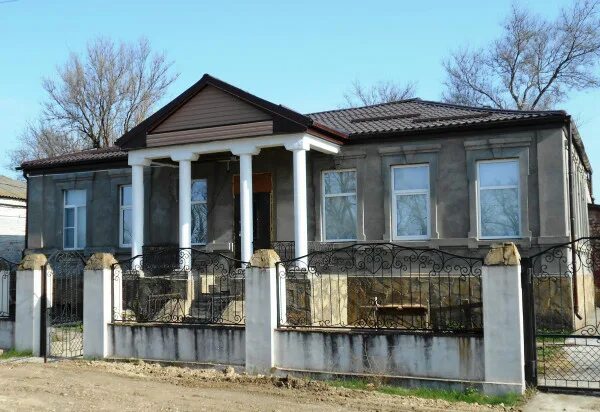 Памятники ст. Станица работает. Заплавская ростовская область дом купца. Краснодарский край красноармейский район старица. Станица работает.