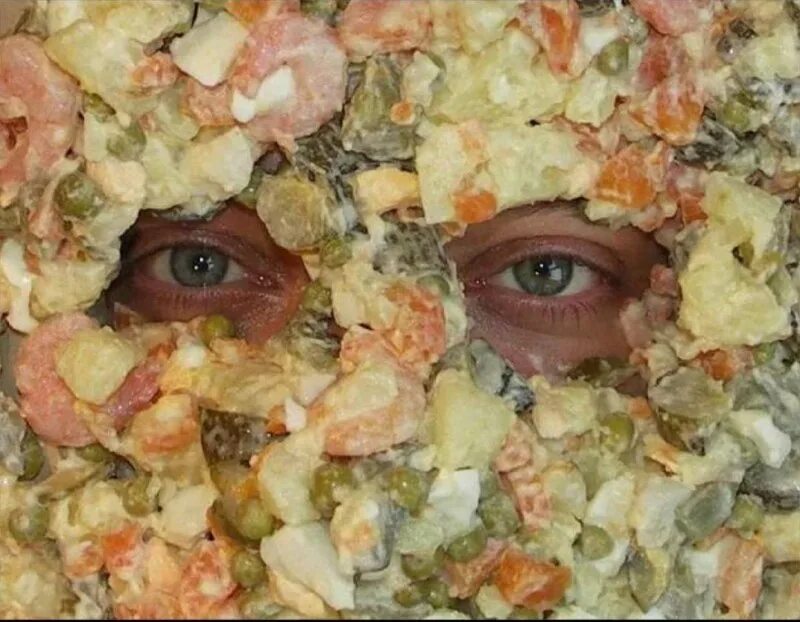 Доедаем новогодние салаты. Оливье. Как сохранить салаты после нового года. Шутки про новогодние салаты. Оливье без огурцов.