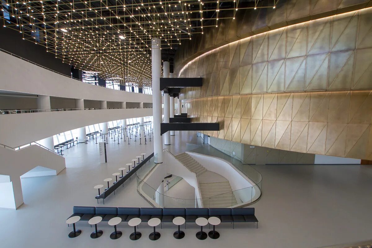 Выставочный центр тамбовской области. Цвз манеж спб выставки. Выст зал. Интерьер выставочного зала. Конгресс-центр мвц екатеринбург-экспо.