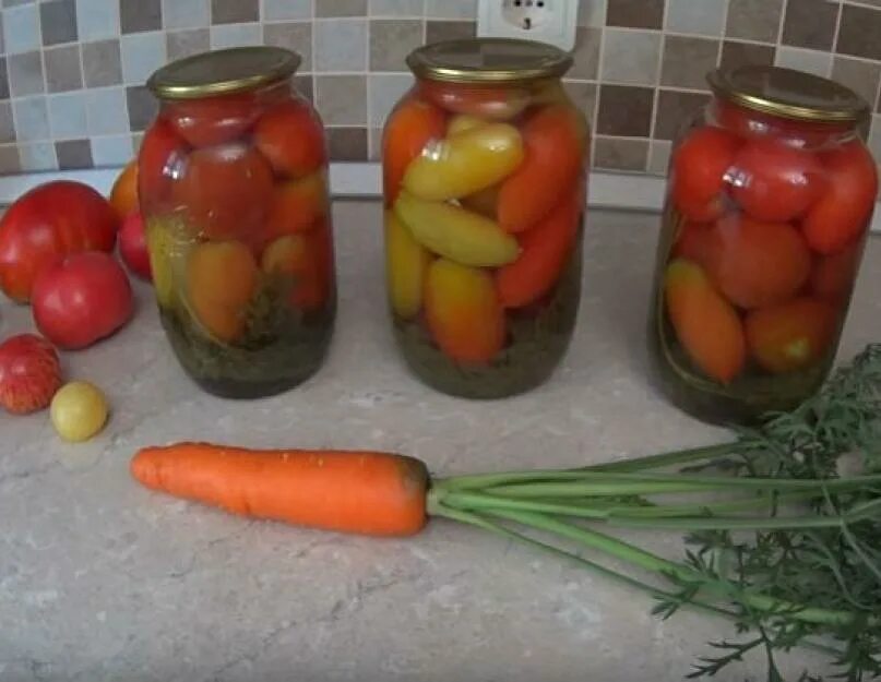 Мариновать помидоры с морковной ботвой рецепт. Помидоры с морковной ботвой на зиму. Помидоры с ботвой моркови. Тушеные помидоры на зиму. Помидоры с морковными листьями.