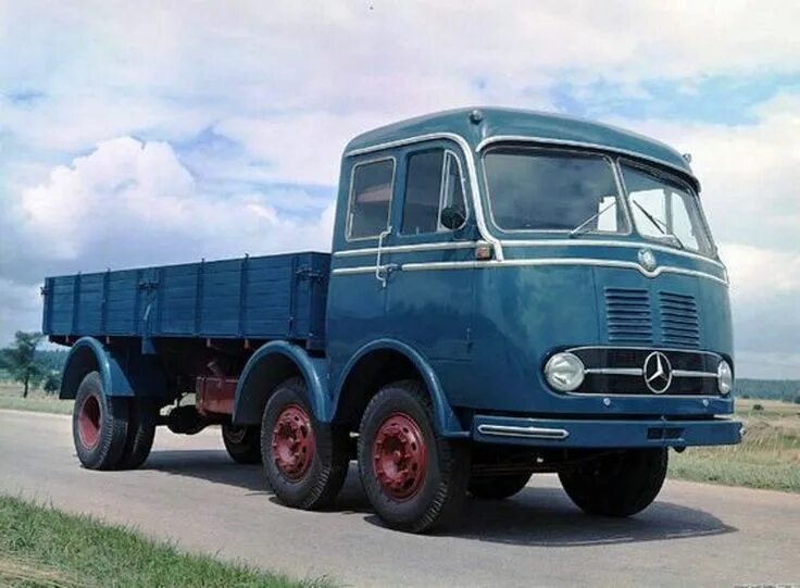 Старый грузовик мерседес. Грузовой мерседес 1626. Старые грузовики. Mercedes benz l312. Старый грузовик мерседес.