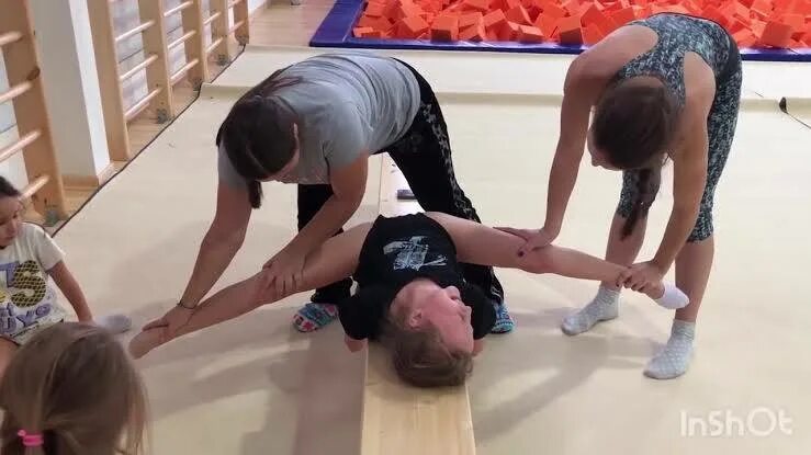 Гимнастки удивляют своих партнером своей растяжкой