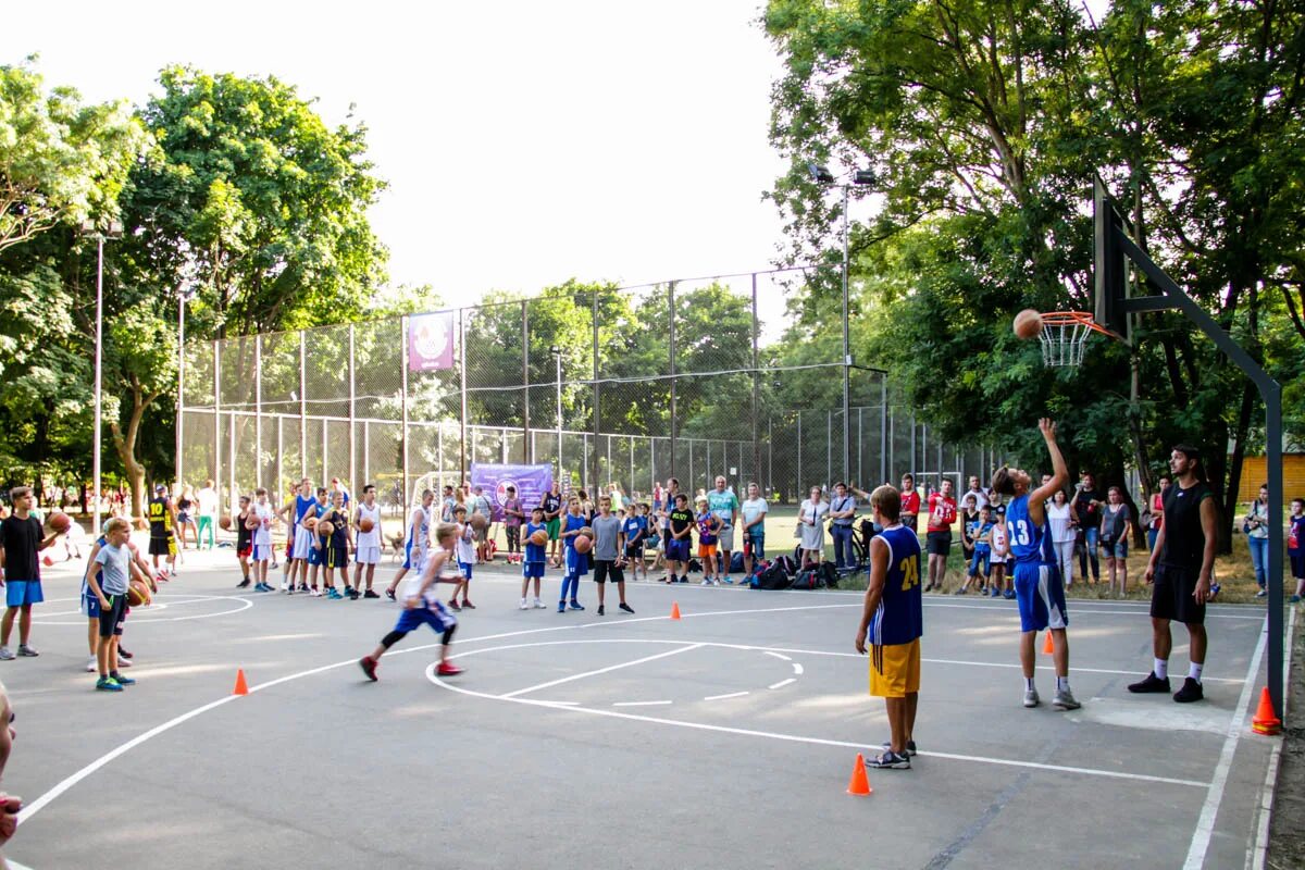 болохово парк спортплощадка. спортплощадка парк победы белгород. баскетбольная площадка в парке победы ставрополь. парк победы санкт-петербург спортплощадка. спортплощадка парк победы москва.