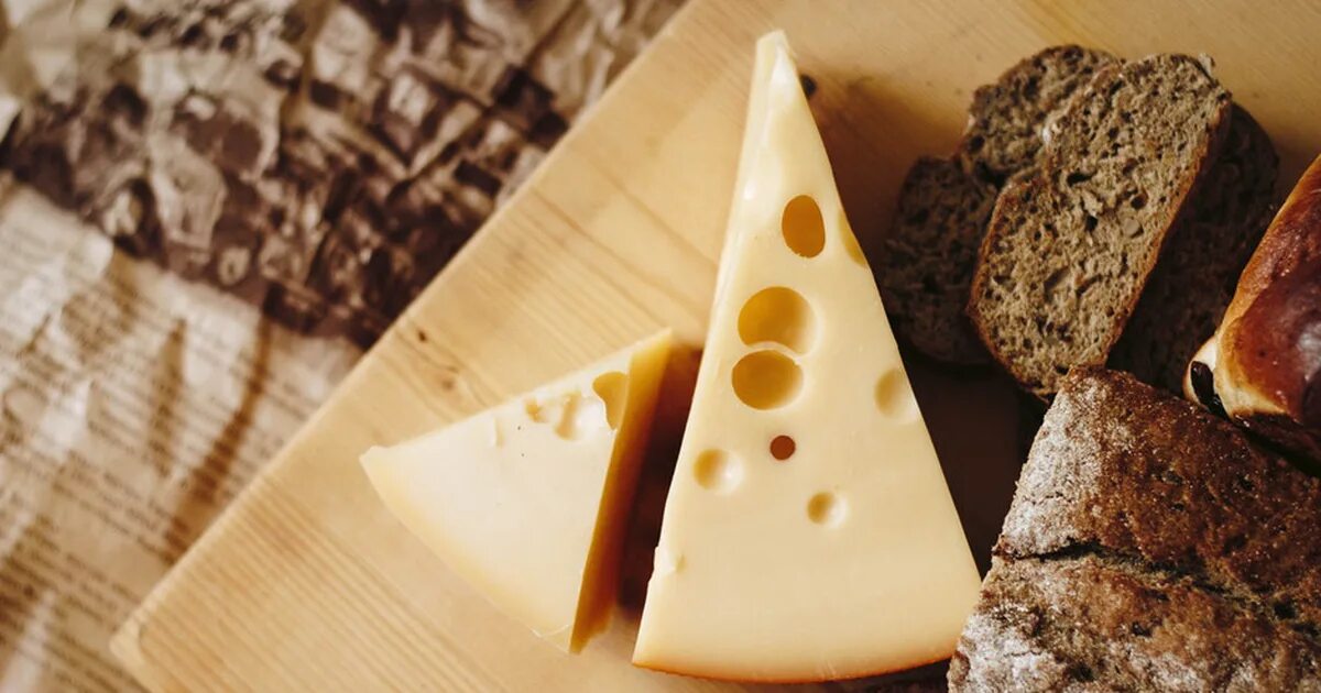 Сырная тарелка. Хлеб колбаса сыр. Сыры с добавками. Cheese i food. Французский сыр с плесенью.