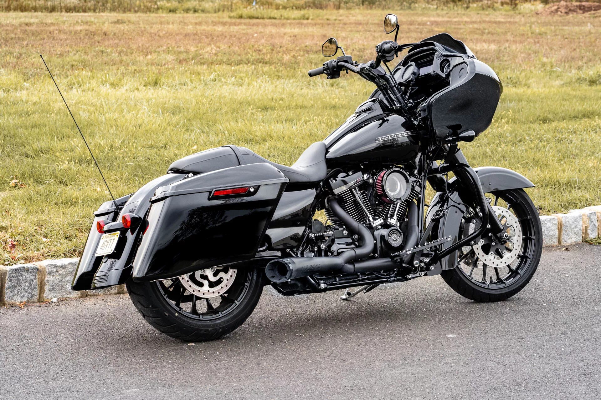 Yamaha Road Glide. Road Glide 114 черный. Выхлоп на Харлей стрит Глайд. Road Glide CVO 2019.