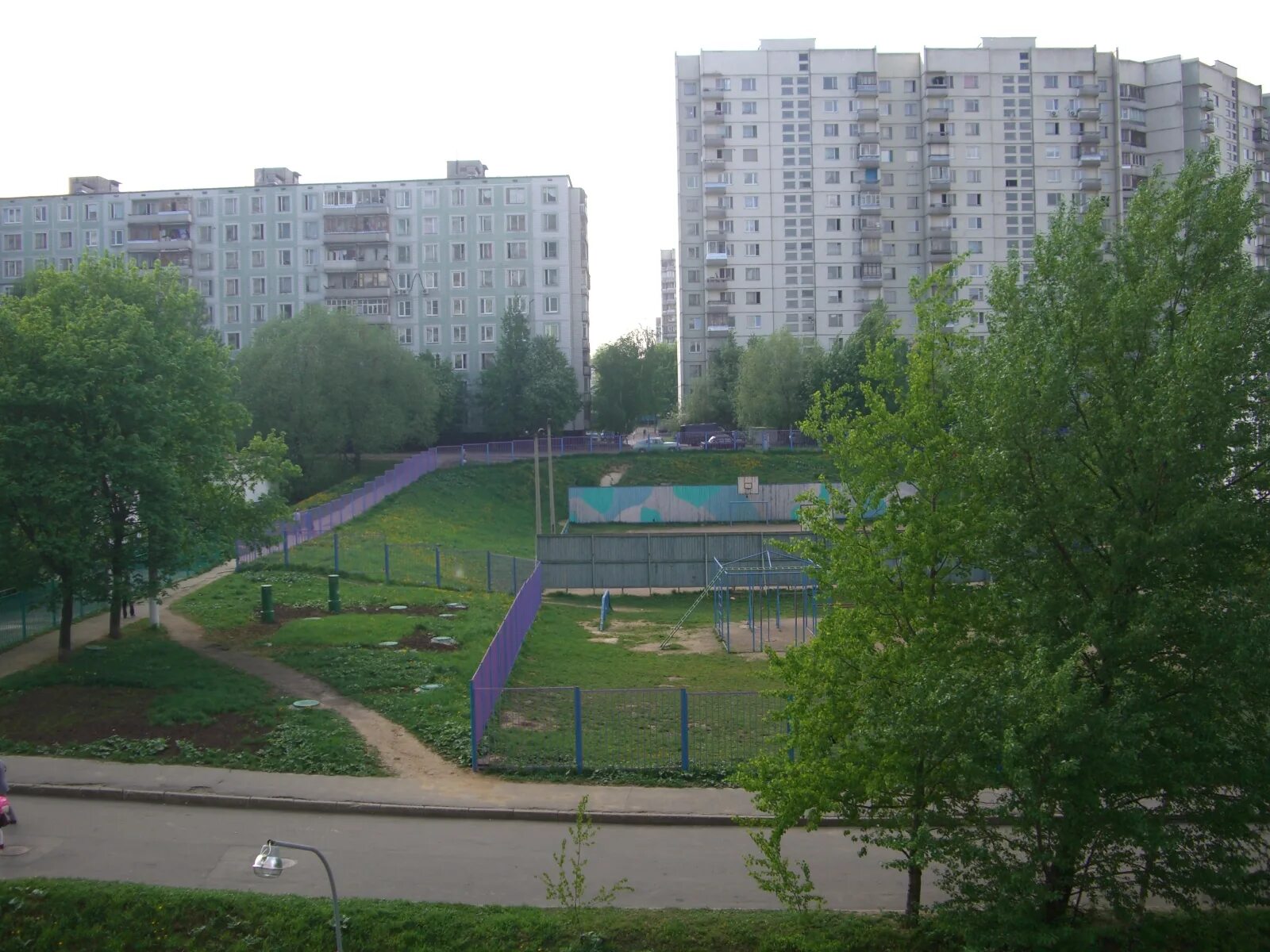 Ул тарусская д. Тарусская Ясенево Москва. Спортивная площадка Ясенево Рокотова. Стадион Ясенево Ясногорская. Благоустройство Ясенево Тарусская- Ясногорская 2023.