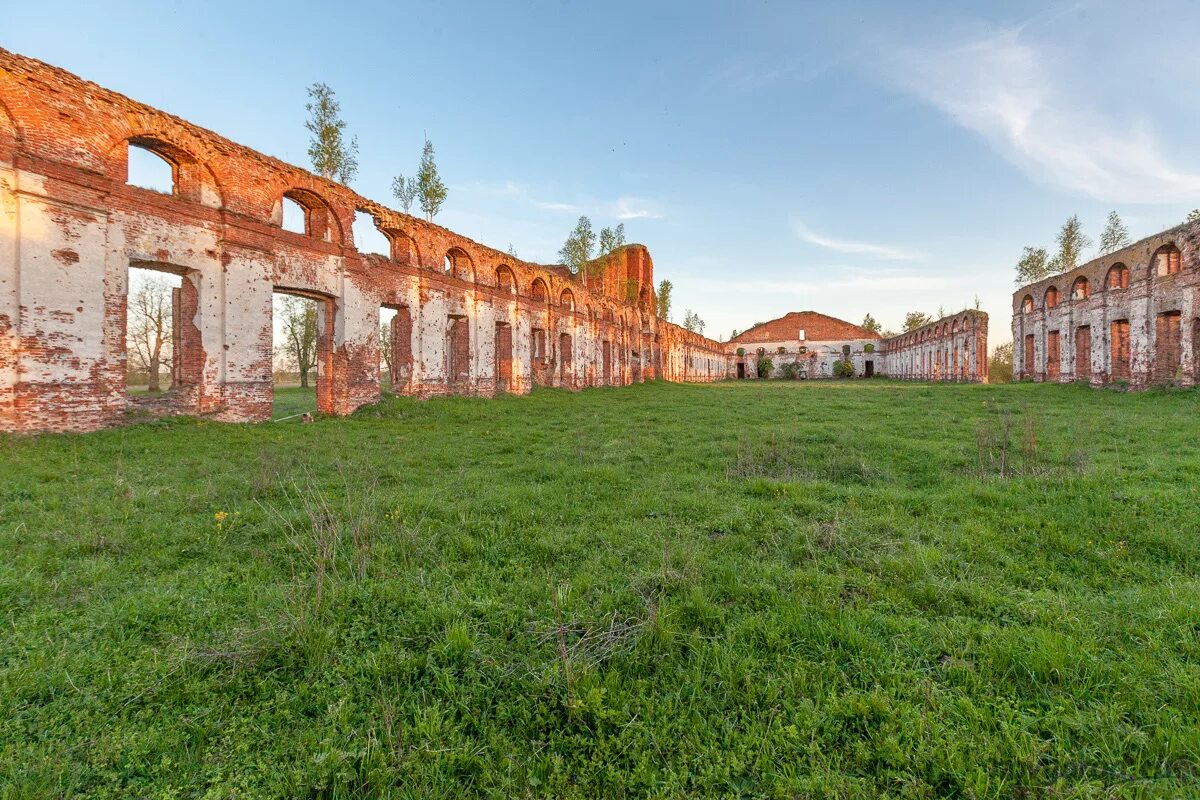 Селищи новгородская область. Аракчеевские казармы Великий Новгород. Селищенские казармы Новгородская. Аракчеевские конюшни Новоселицы. Аракчеевские казармы в Новгородской области Селищи.