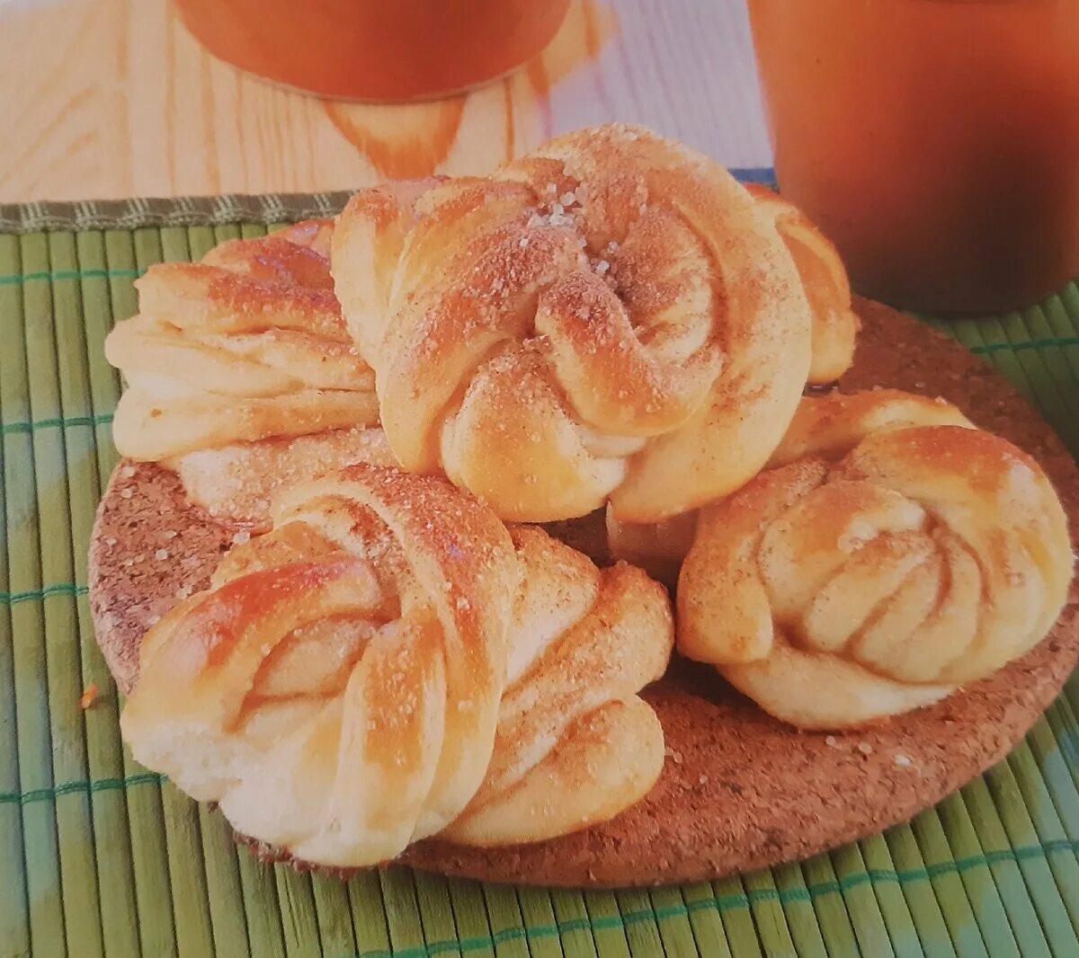 Воздушные плюшки с сахаром рецепт. Булочки. Вкусная аппетитная булочка. Сахарные плюшки. Красивые булочки.