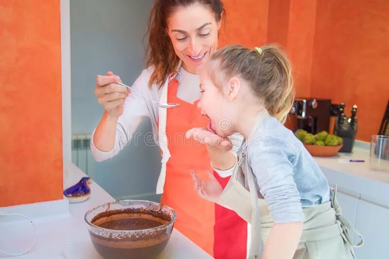 Полизать маленькой девочке. Девочка Пробует на вкус. Мама облизывает ребенка. Девочки пробуют. Мама взбила девочку.