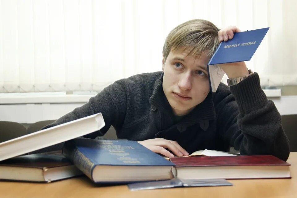 Как происходит сессия. Учеба в вузе. зачетка студента. портрет студента. студент сессия.