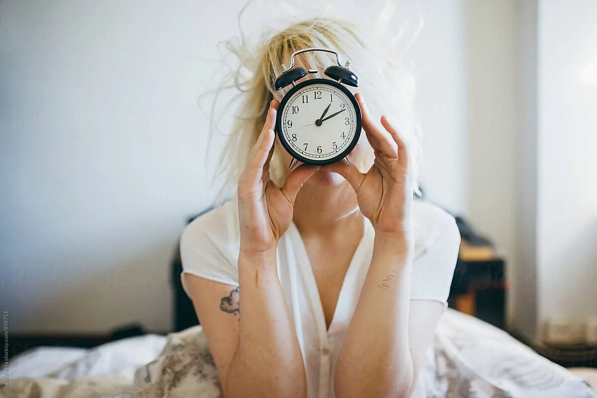 Ранний подъем. Услуга будильник в отеле. Ранний подъем фото девушки. How to Wake up early. Take up early