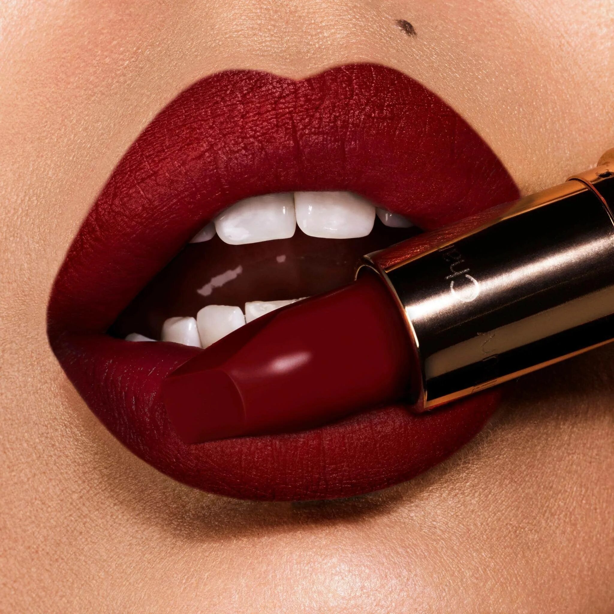 Charlotte Tilbury hot Lips. Губная помада Липстик. Помада Emily Revolution. Красно розовая помада