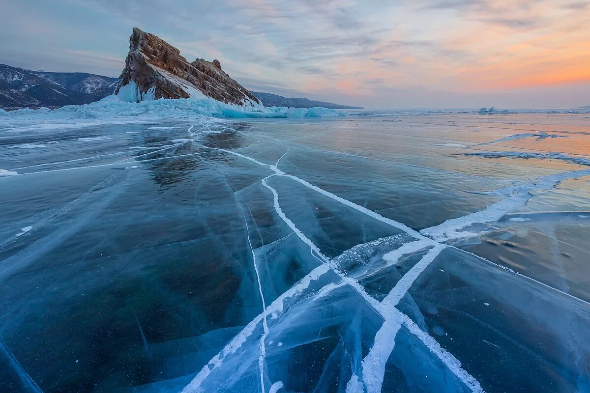 Остров Еленка на Байкале. Скала Еленка Байкал. Малое море Байкал лед. Озеро Байкал лед.