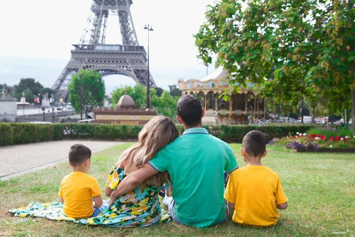 Открыли год семьи в городе. Семья в Париже. Путешествие с семьей. Фотосессия семьи в Париже. Путешествия Париж с ребенком.