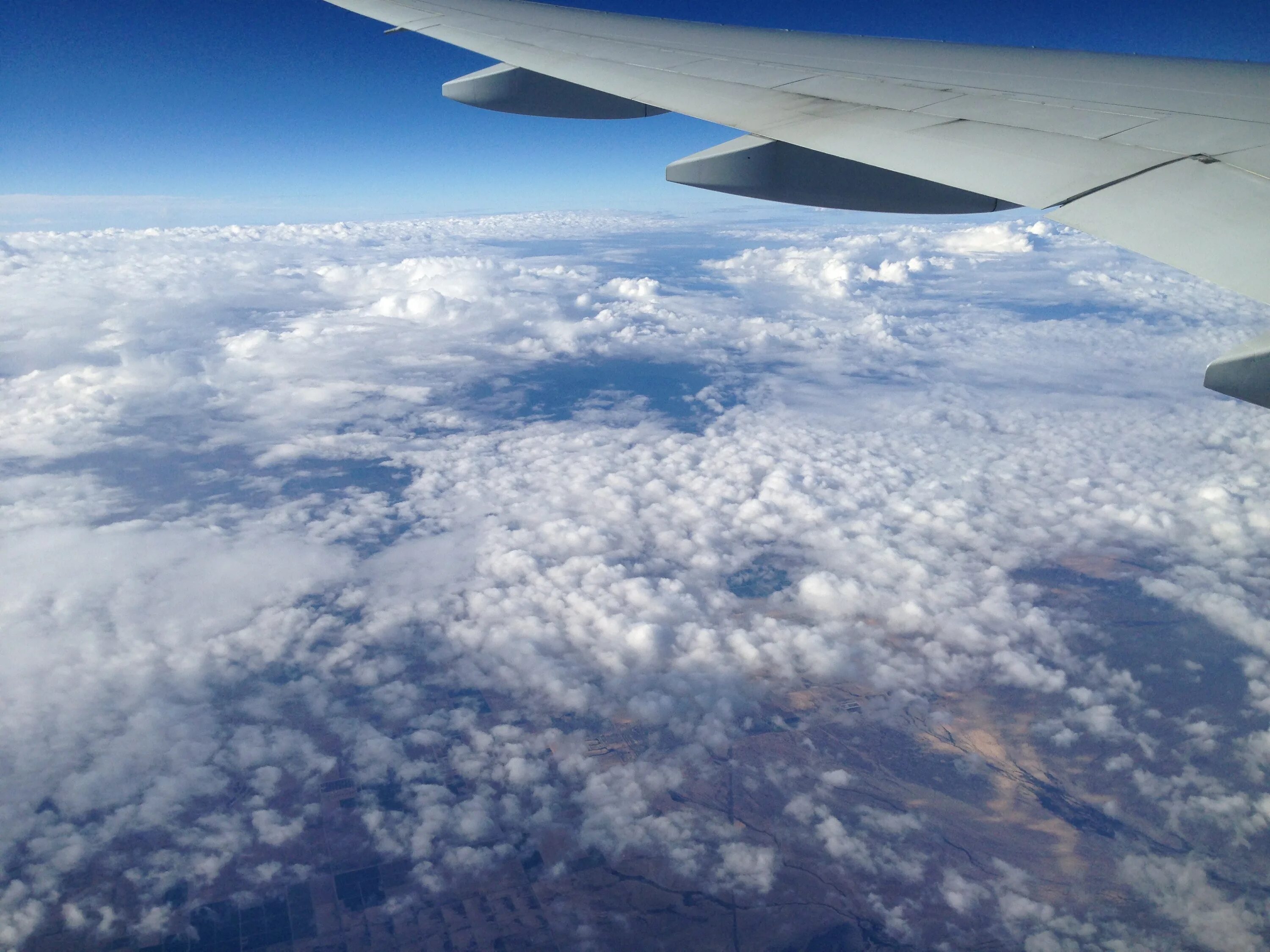 Совершенное небо 10. Вид с самолета на облака. Небо вид с самолета. Вид с самолета на землю. Самолет в облаках.