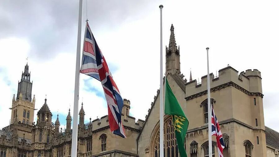 Приспущенный флаг великобритании. Приспущенный флаг. Приспущенный флаг. В москве был приспущен британский флаг. Букингемский дворец флаг.