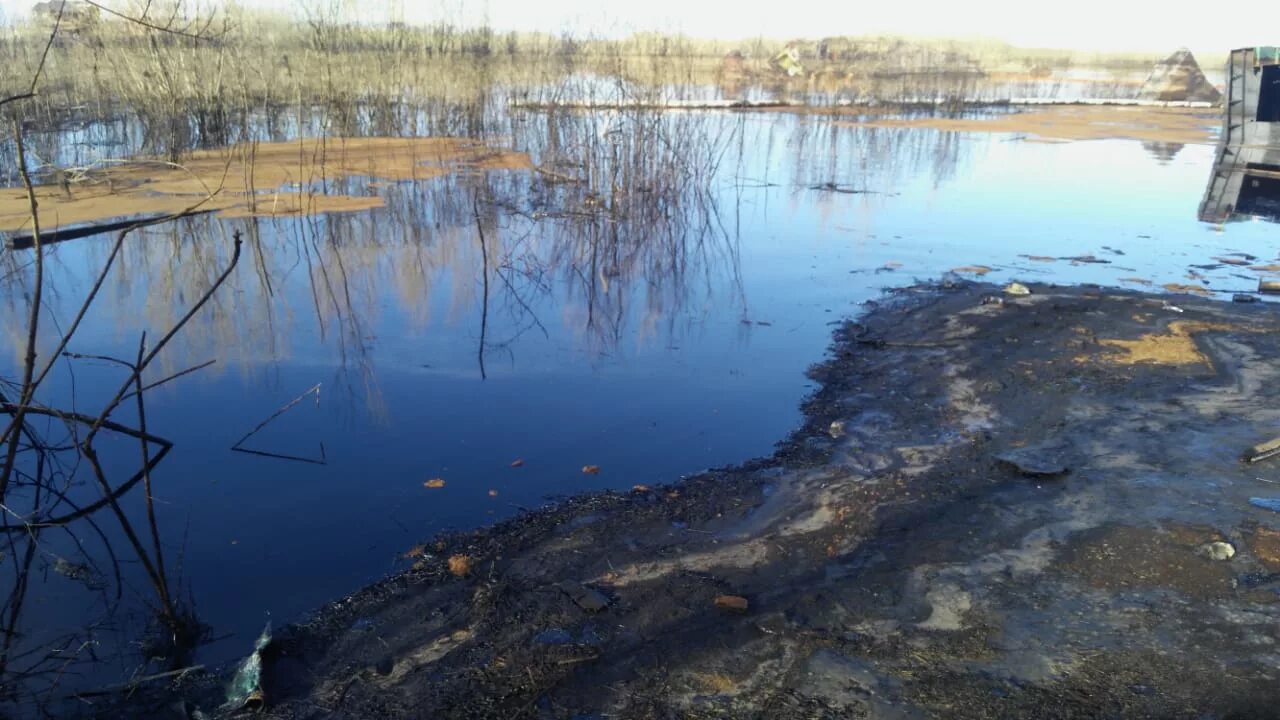 Прочитайте после реки разлива на осталась. Разлив нефти на реке. Разливы нефти Якутия. Керосиновое озеро. Грязная река Падовка.