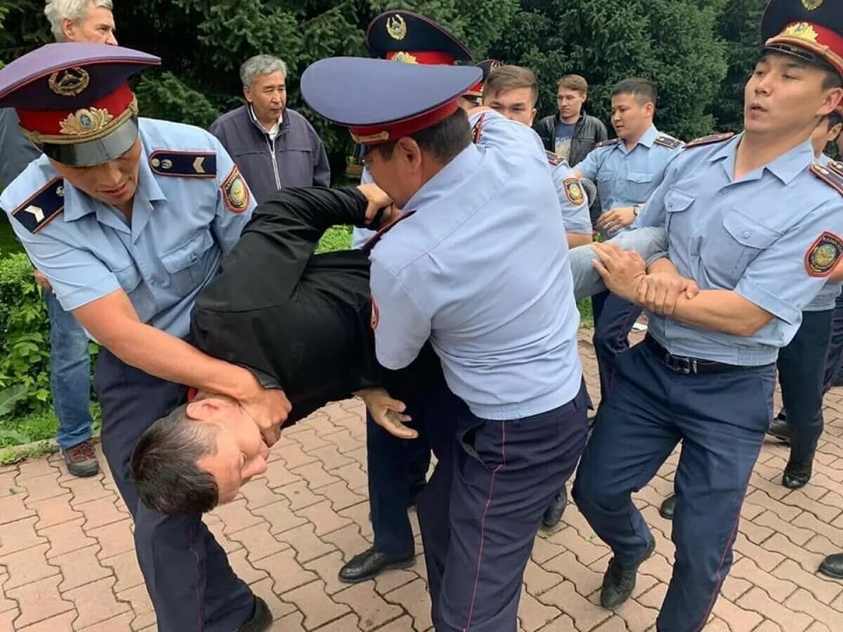 Новости казахстана свежие. Новости казахстана на сегодня на сайте закон. Январские события в казахстане. Казахский омон. Казахстан беспорядки.
